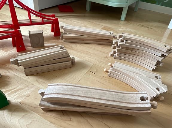 BRIO trätåg med broar och räls