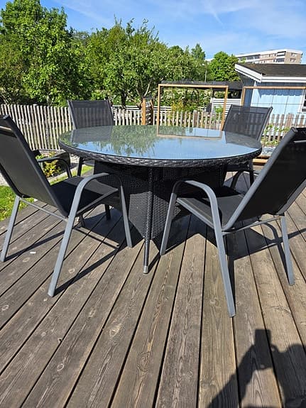 Trädgårdsbord med stolar