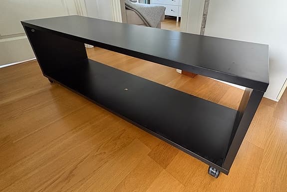 IKEA KONSMO TV‑bänk / Mediamöbel på hjul
