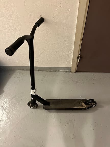 Svart trick sparkcykel
