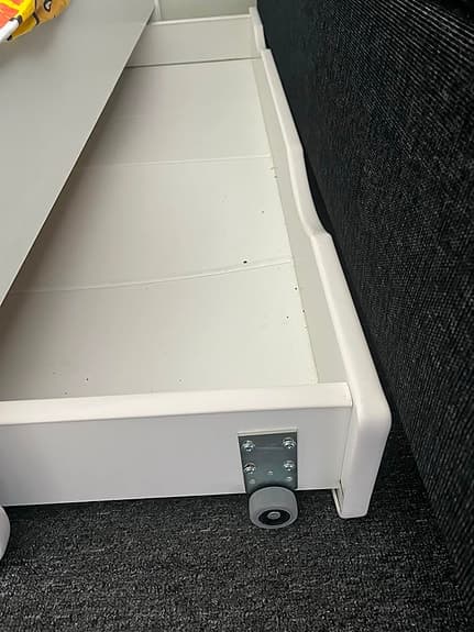 juniorsäng med lådor och djungelmotiv