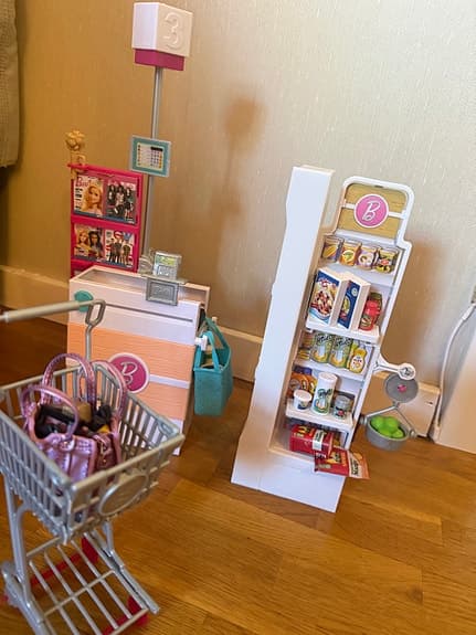 Barbie leksaksaffär med hyllor och kundvagn