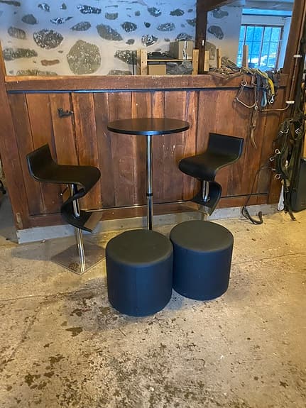 Bar stolar och runt högt bord plus 2 puffar.