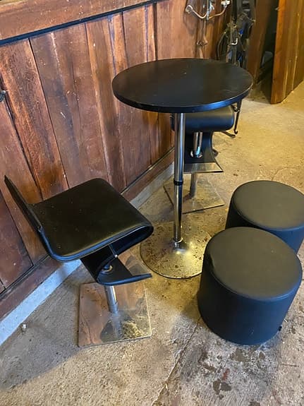 Bar stolar och runt högt bord plus 2 puffar.