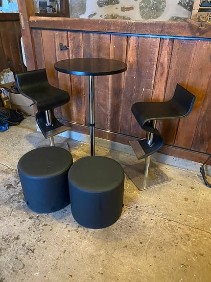 Bar stolar och runt högt bord plus 2 puffar.