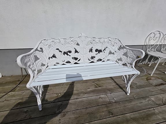 Vit trädgårdsbänk i metall