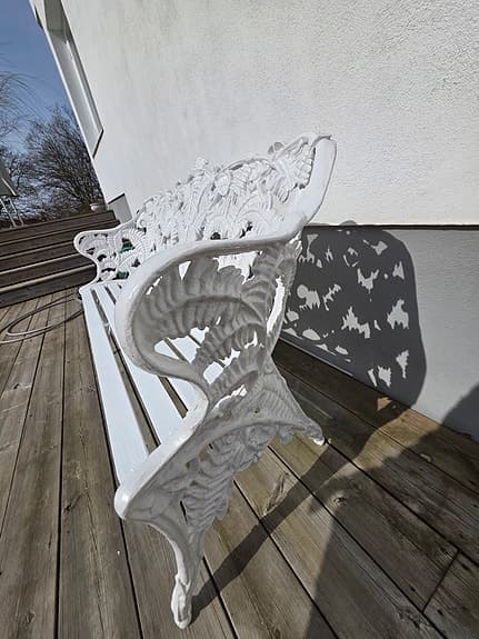 Vit trädgårdsbänk i metall