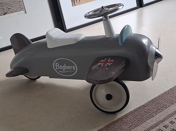 Baghera sparkbil flygplan grå
