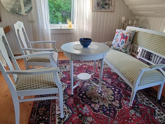 Fräsch och charmig  Vintage grupp med bytt  tyg - Soffa, 2 stolar + bord