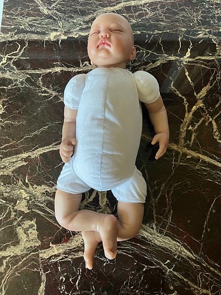 Realistisk babydocka med mjuk kropp