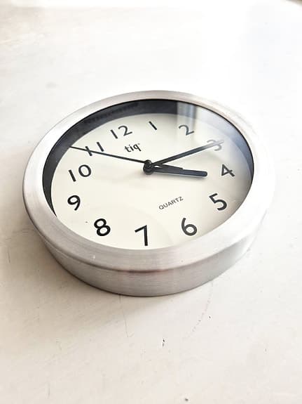Väggur TIQ