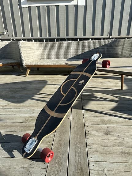Rune longboard med röda 70 mm/80A hjul