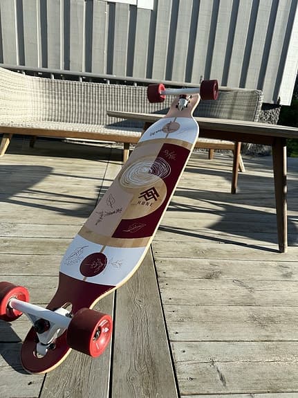Rune longboard med röda 70 mm/80A hjul