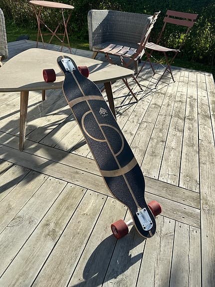 Rune longboard med röda 70 mm/80A hjul