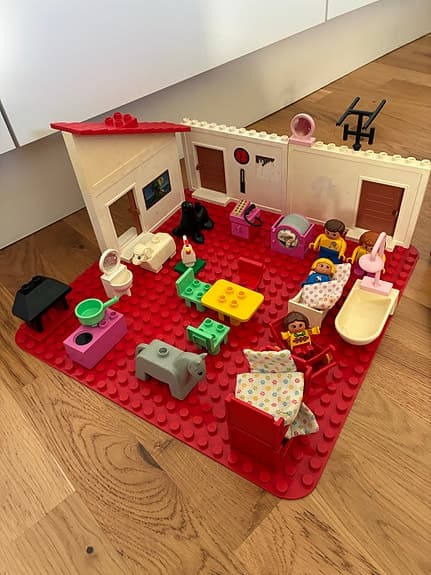 LEGO DUPLO klossar och basplattor med fordon och figurer