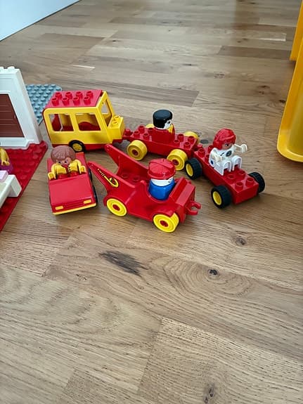 LEGO DUPLO klossar och basplattor med fordon och figurer