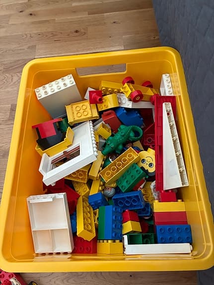 LEGO DUPLO klossar och basplattor med fordon och figurer