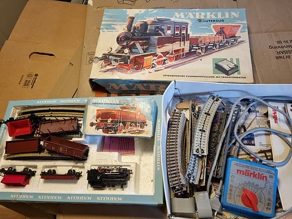 Märklin tågset med lok, vagnar och räls