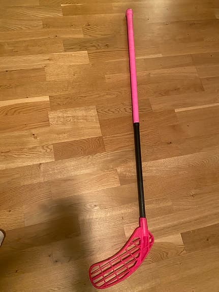 Innebandyklubba med rosa blad och extra blad