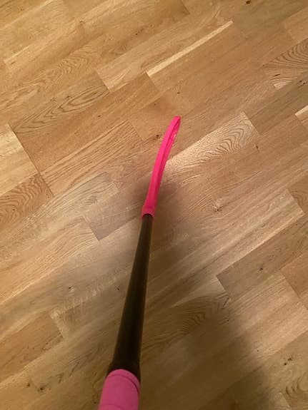 Innebandyklubba med rosa blad och extra blad