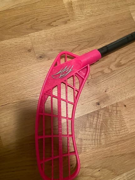Innebandyklubba med rosa blad och extra blad