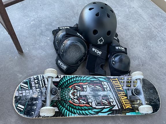 Tony Hawk skateboard med hjul, hjälm och skydd