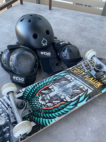 Tony Hawk skateboard med hjul, hjälm och skydd