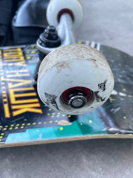 Tony Hawk skateboard med hjul, hjälm och skydd
