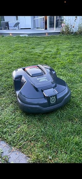 Husqvarna Automower robotgräsklippare med laddstation