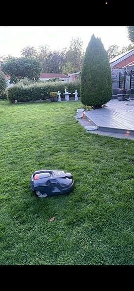 Husqvarna Automower robotgräsklippare med laddstation