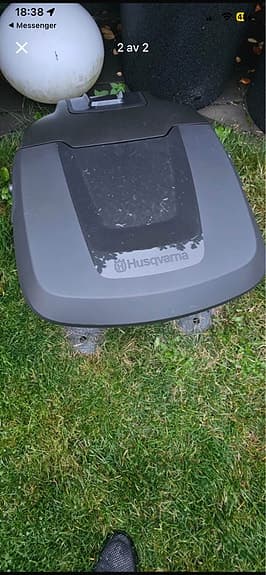 Husqvarna Automower robotgräsklippare med laddstation