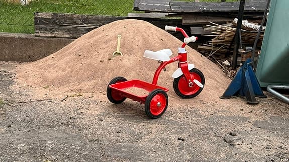 Trehjuling med tipbart flak