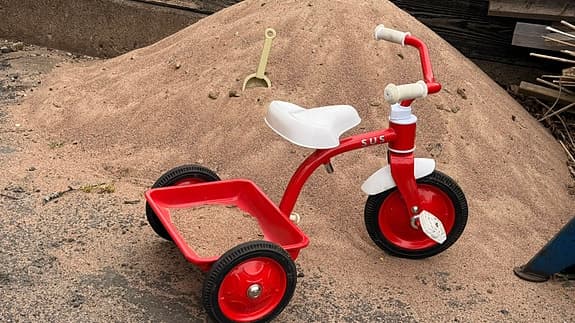 Trehjuling med tipbart flak