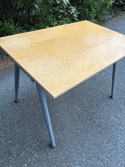 Skrivbord m. manuellt ställbara ben