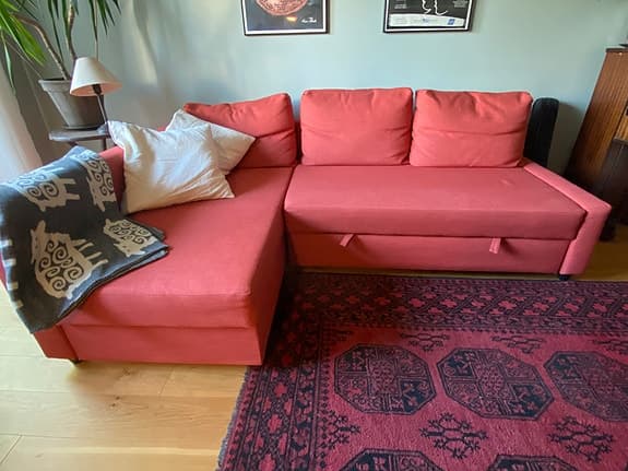 Hörnbäddsoffa med schäslong och förvaring
