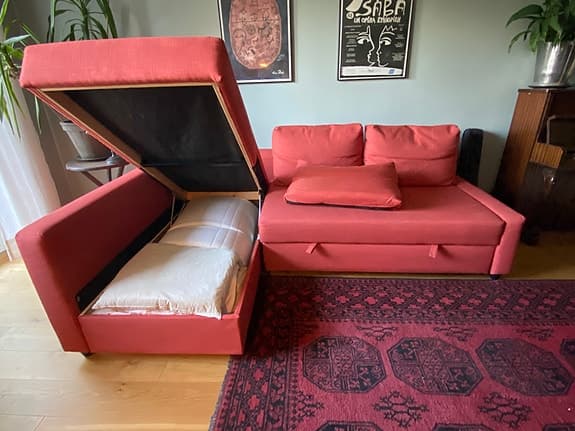 Hörnbäddsoffa med schäslong och förvaring
