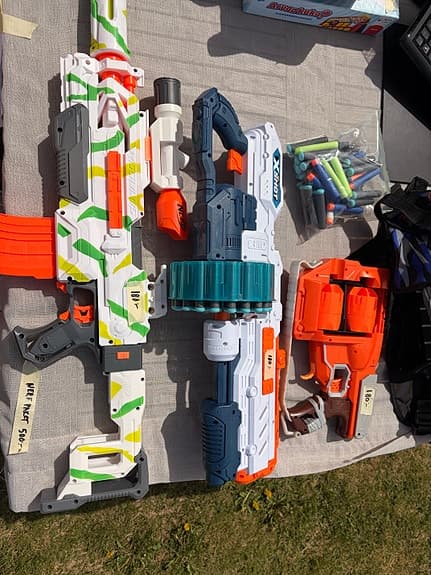 Nerf leksaksvapen och paket med pilar
