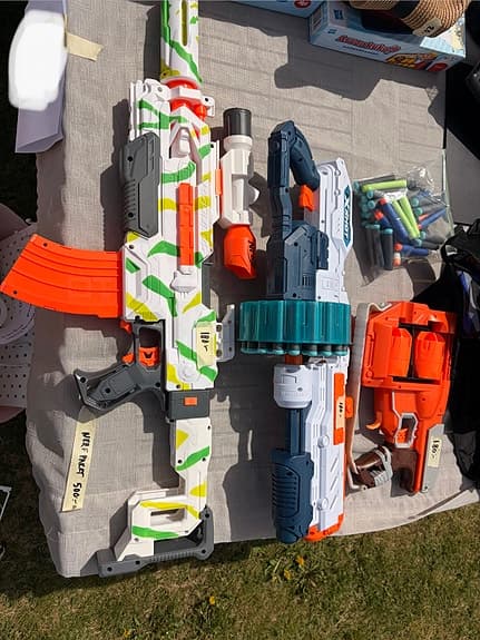 Nerf leksaksvapen och paket med pilar