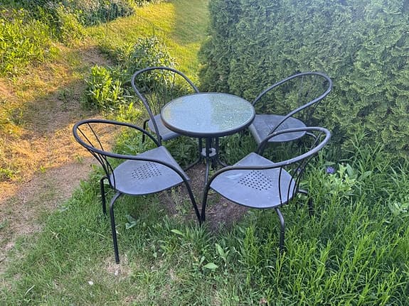 Runt trädgårdsbord med 4 stolar svart
