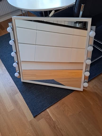 Spegel med belysning