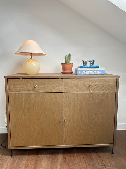 Byrå IKEA Tonstad med ben från Prettypegs.