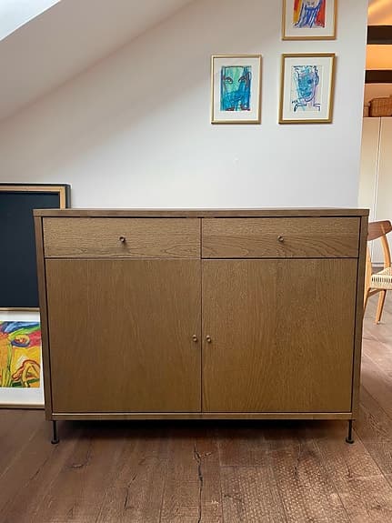 Byrå IKEA Tonstad med ben från Prettypegs.