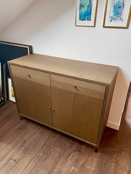 Byrå IKEA Tonstad med ben från Prettypegs.