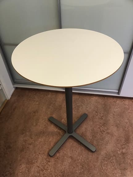Stilrent ståbord / barbord från IKEA – mycket fint skick