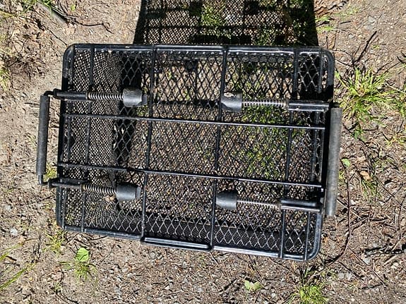Svart cykelkorg i metall för pakethållare