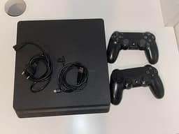 PS4 med TV, skivor, 2 handkontroller och kablar