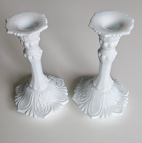 2 st retro ljusstakar i vitt opalglas/mjölkglas