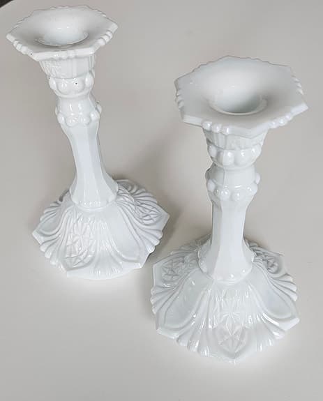 2 st retro ljusstakar i vitt opalglas/mjölkglas