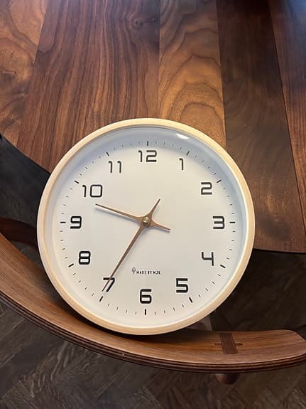 Väggklocka i trä från MJK design
