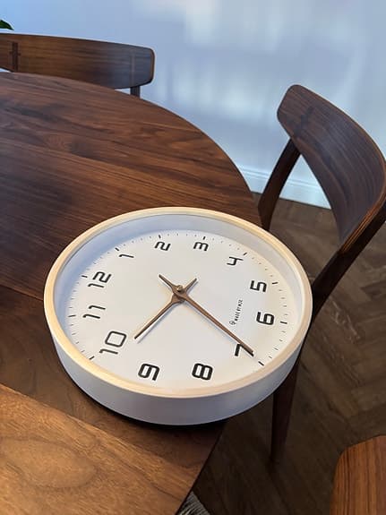 Väggklocka i trä från MJK design